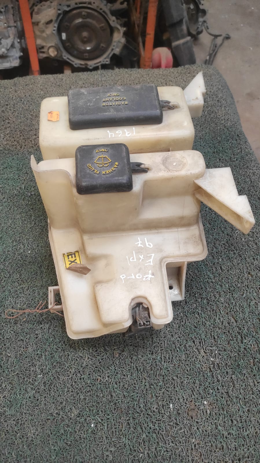 Deposito de agua radiador y limpia parabrisas Ford Explorer 1997
