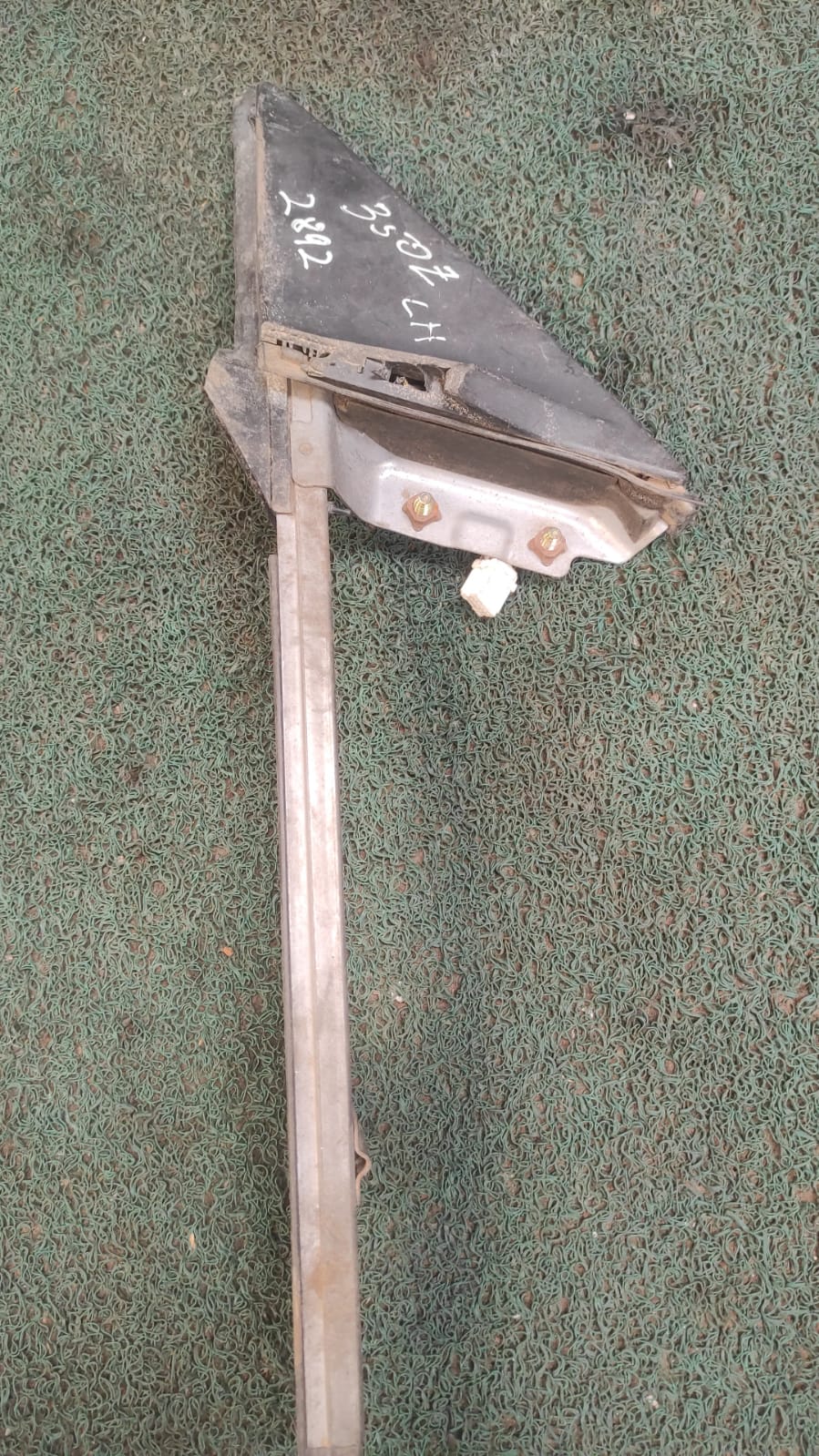 Guia de vidrio delantero LH y base de retrovisor Nissan 350z