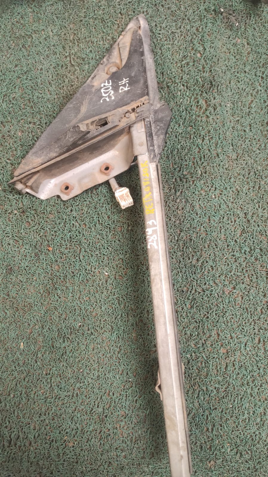 Guia de vidrio delantero RH y base de retrovisor Nissan 350z