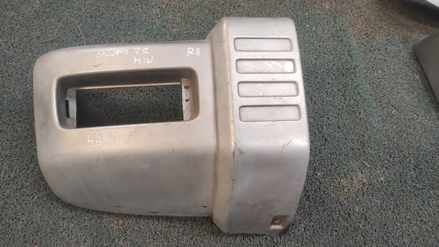 Cantonera de parachoque delantero RH Mitsubishi Pajero Jr-Mini