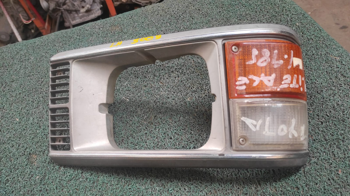 Bisel de farol y guiñador RH Toyota Lite ace wagon 1985