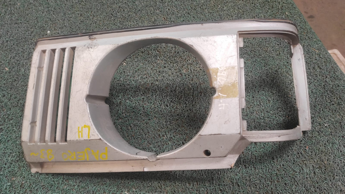 Bisel de farol y guiñador LH MItsubishi Pajero 1983