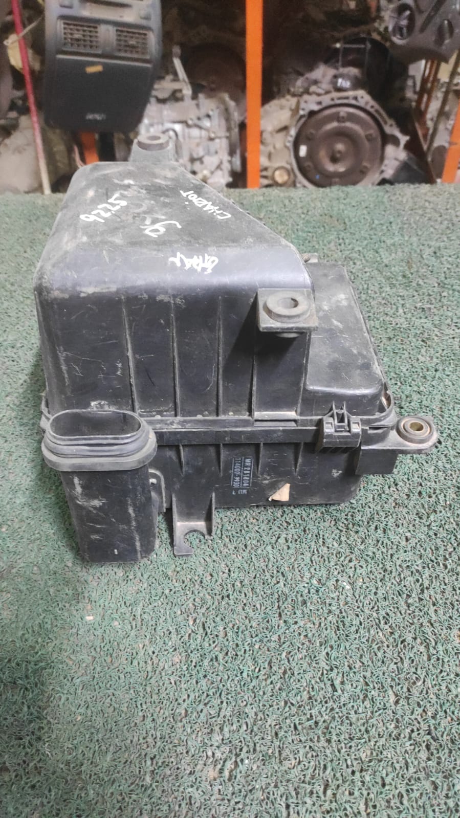 Caja de filtro de aire Mitsubishi Chariot Grandis