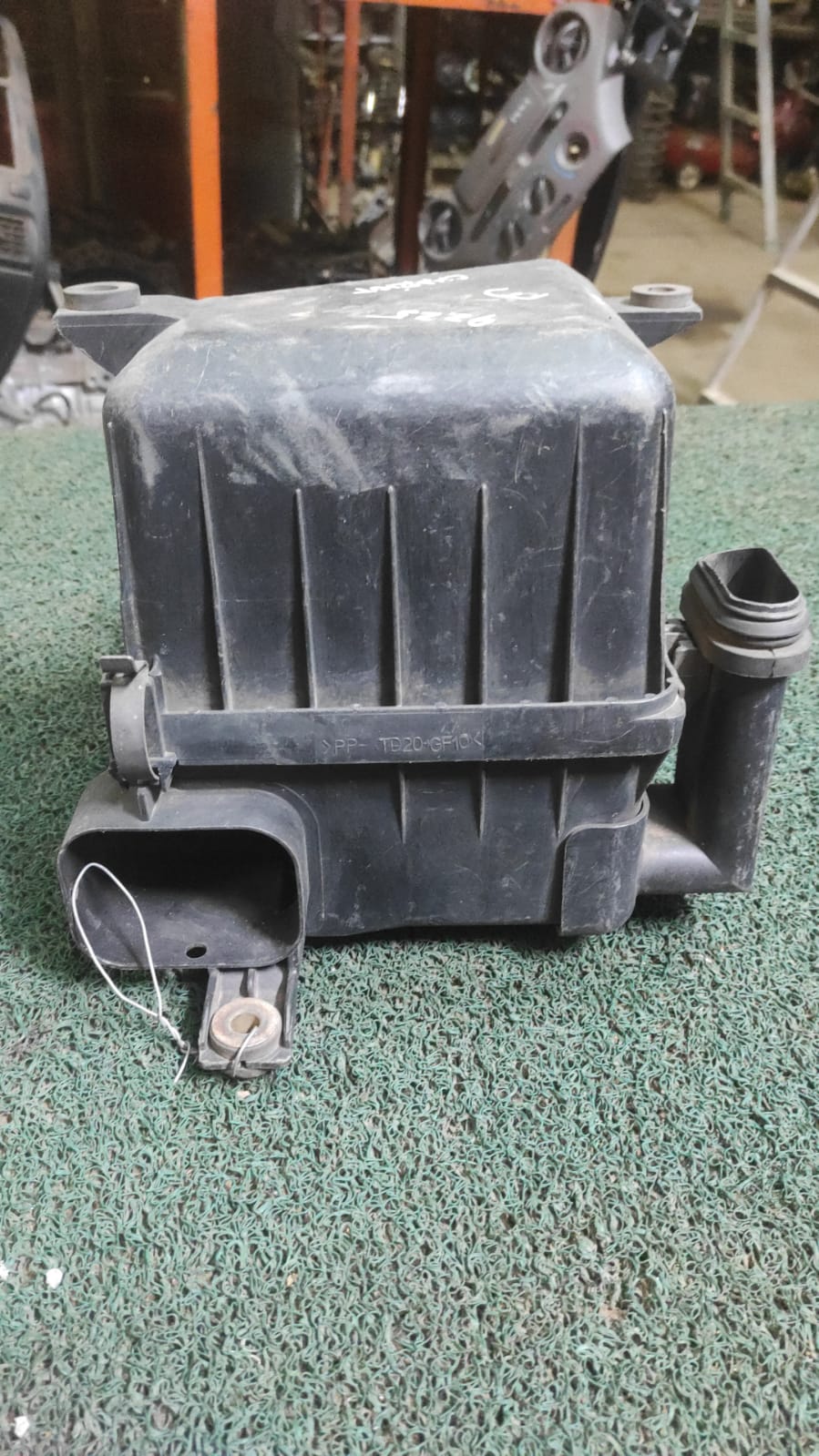 Caja de filtro de aire Mitsubishi Chariot Grandis