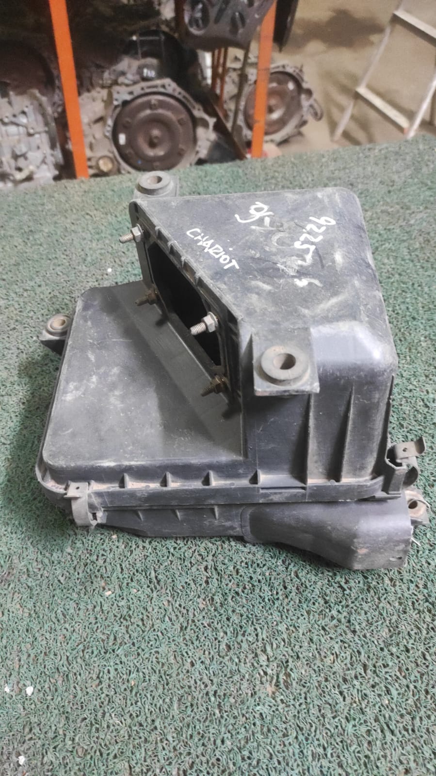 Caja de filtro de aire Mitsubishi Chariot Grandis