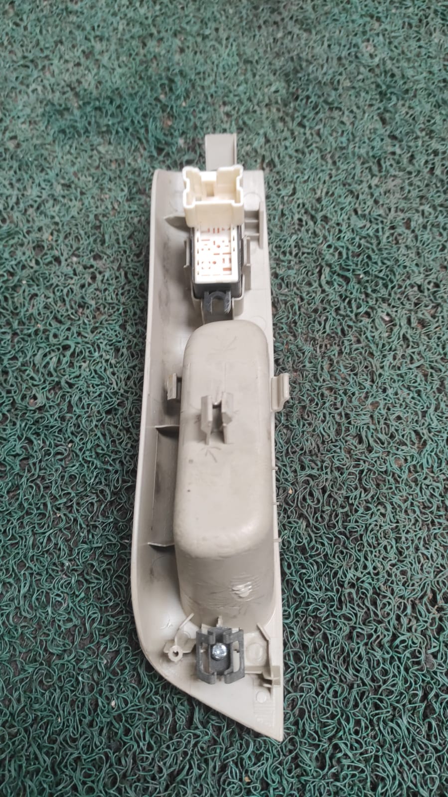 Porta objetos+ botón levanta vidrios trasero Lh Nissan march K12