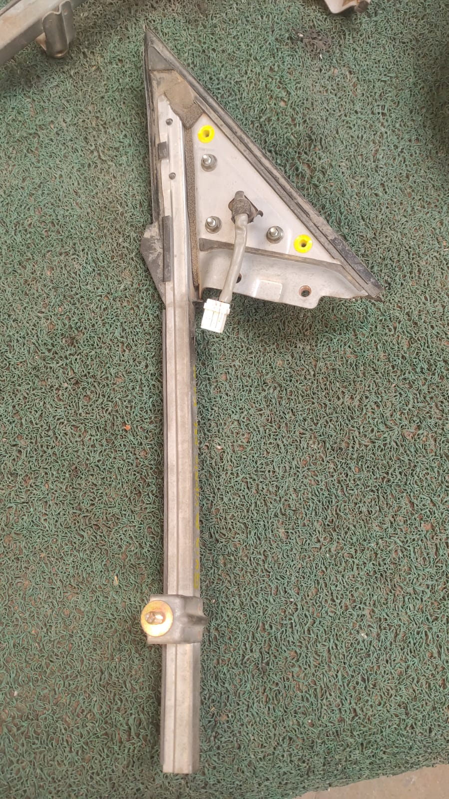 Guia de vidrio delantero RH y base de retrovisor Nissan 350z