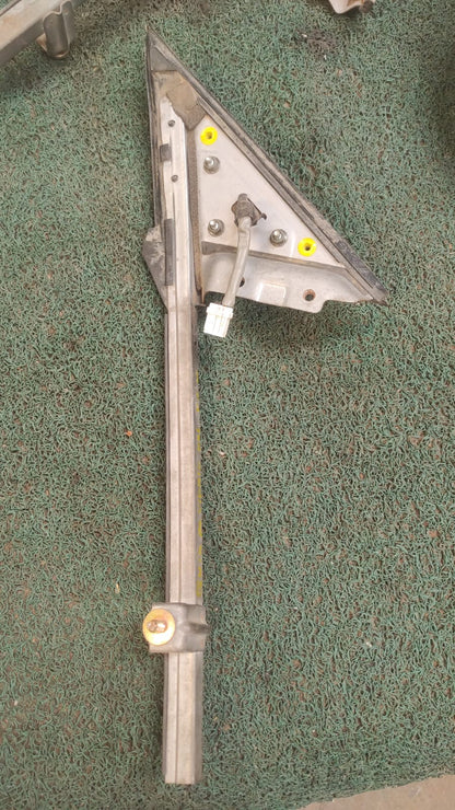 Guia de vidrio delantero RH y base de retrovisor Nissan 350z