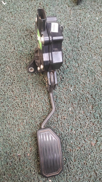 Pedal de aceleracion Toyota Noah AZR60