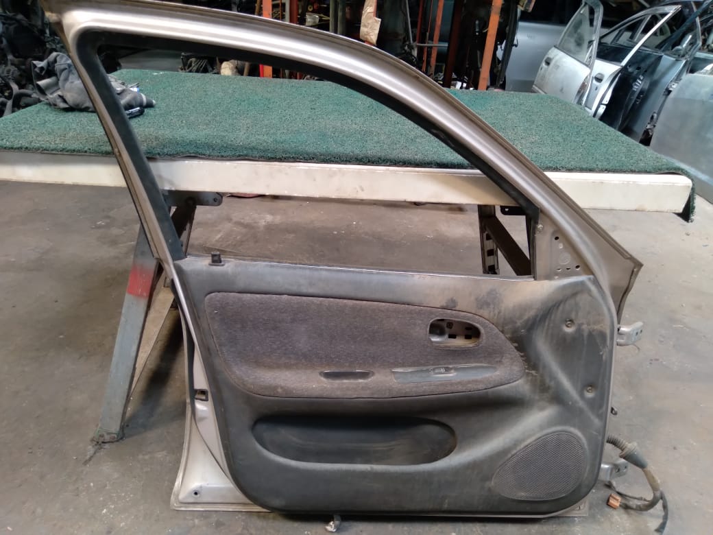 Puerta Delantera Corolla Sedan AE100 LH