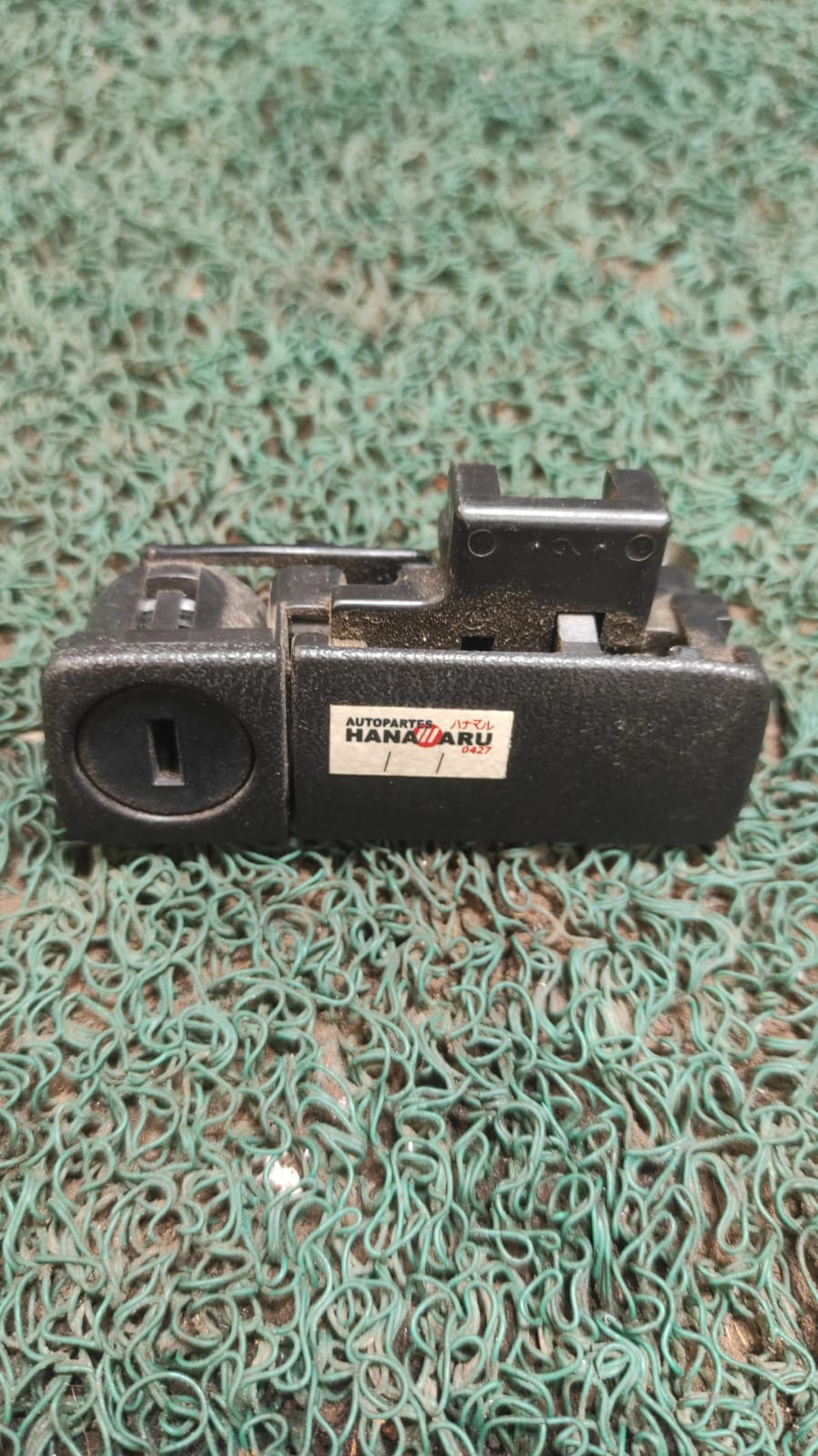 Chapa de guantera Nissan bluebird