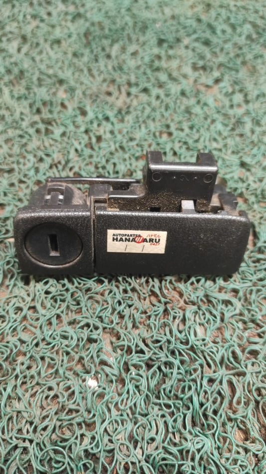 Chapa de guantera Nissan bluebird