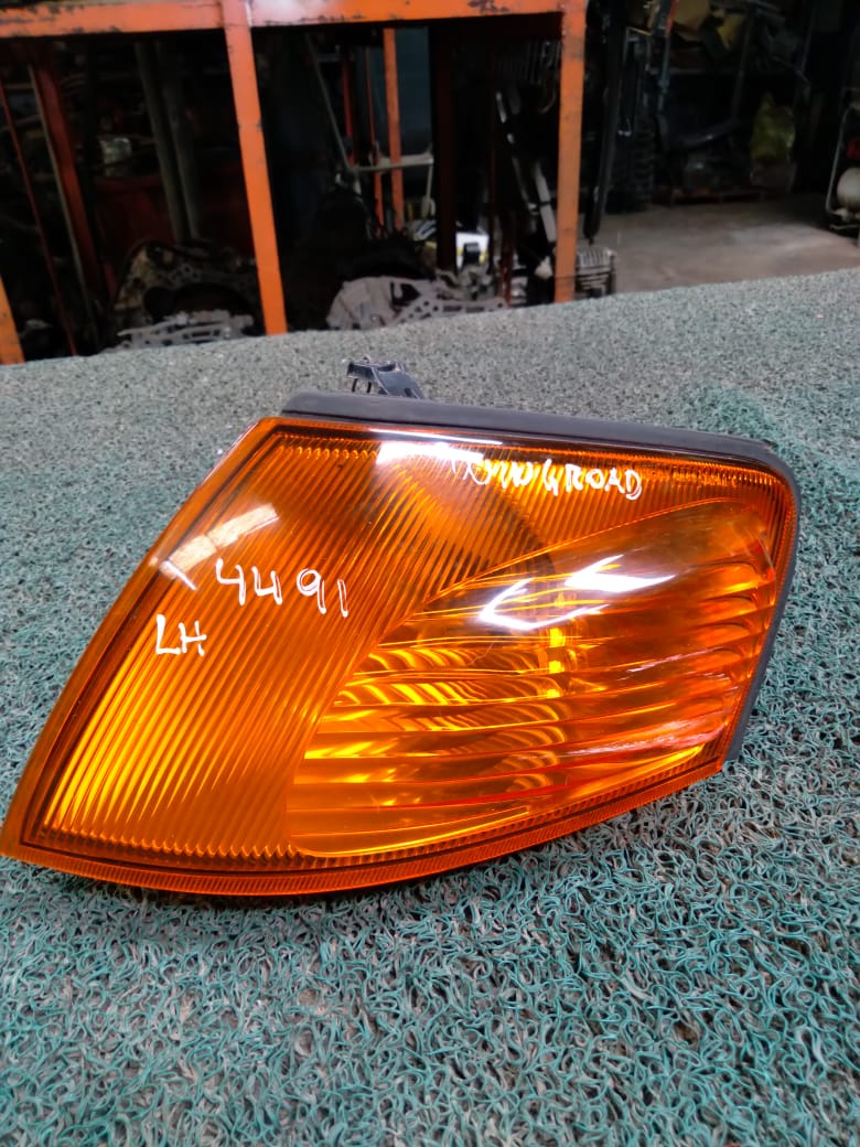 Guiñador Nissan Wingroad-AD 2004 LH