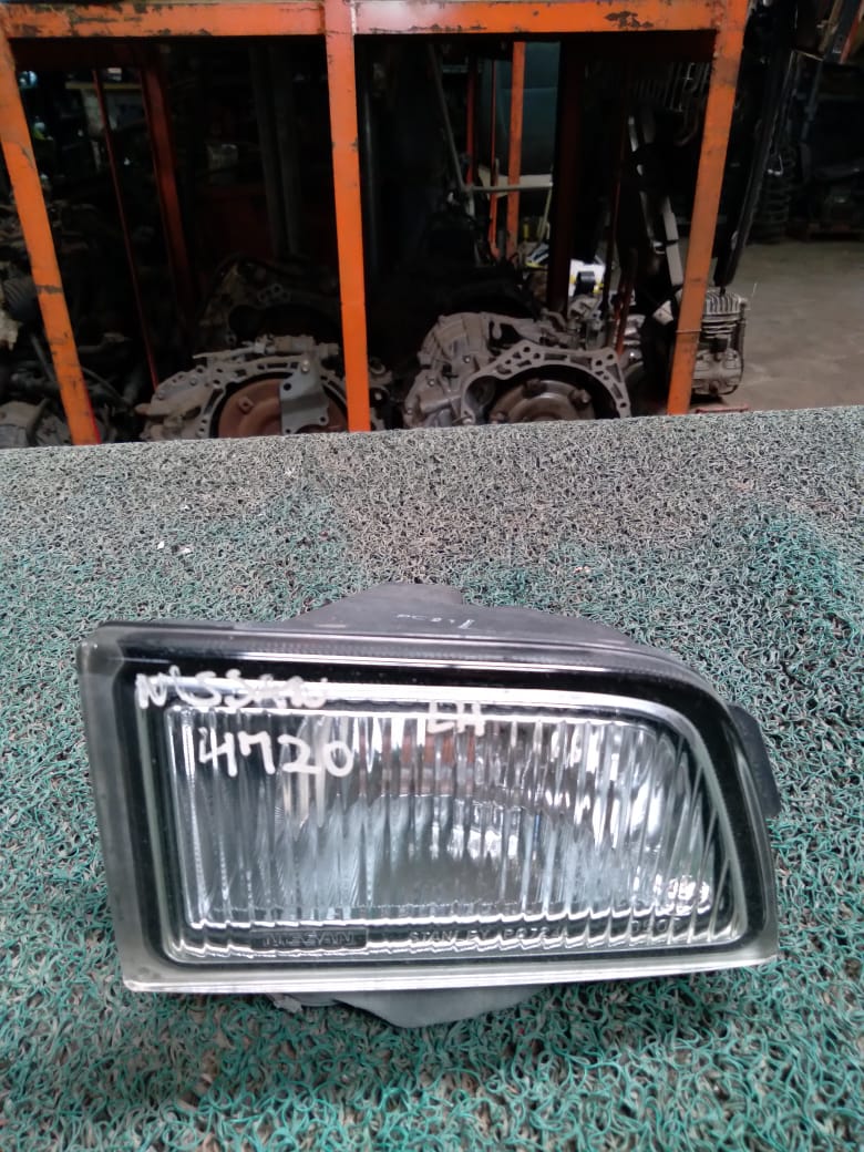Rompenieblas Nissan Laurel Par