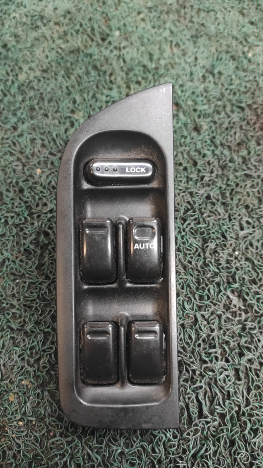 Mando levanta vidrios Subaru Pleo