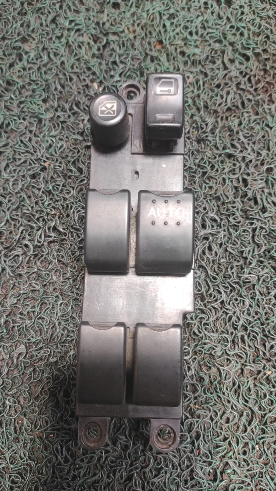 Mando levanta vidrios Nissan march K12