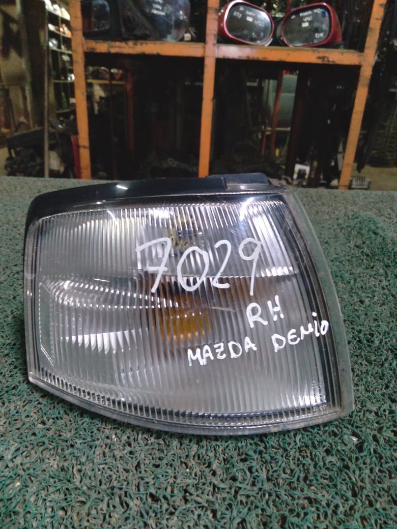 Guiñador Mazda Demio 1996 RH