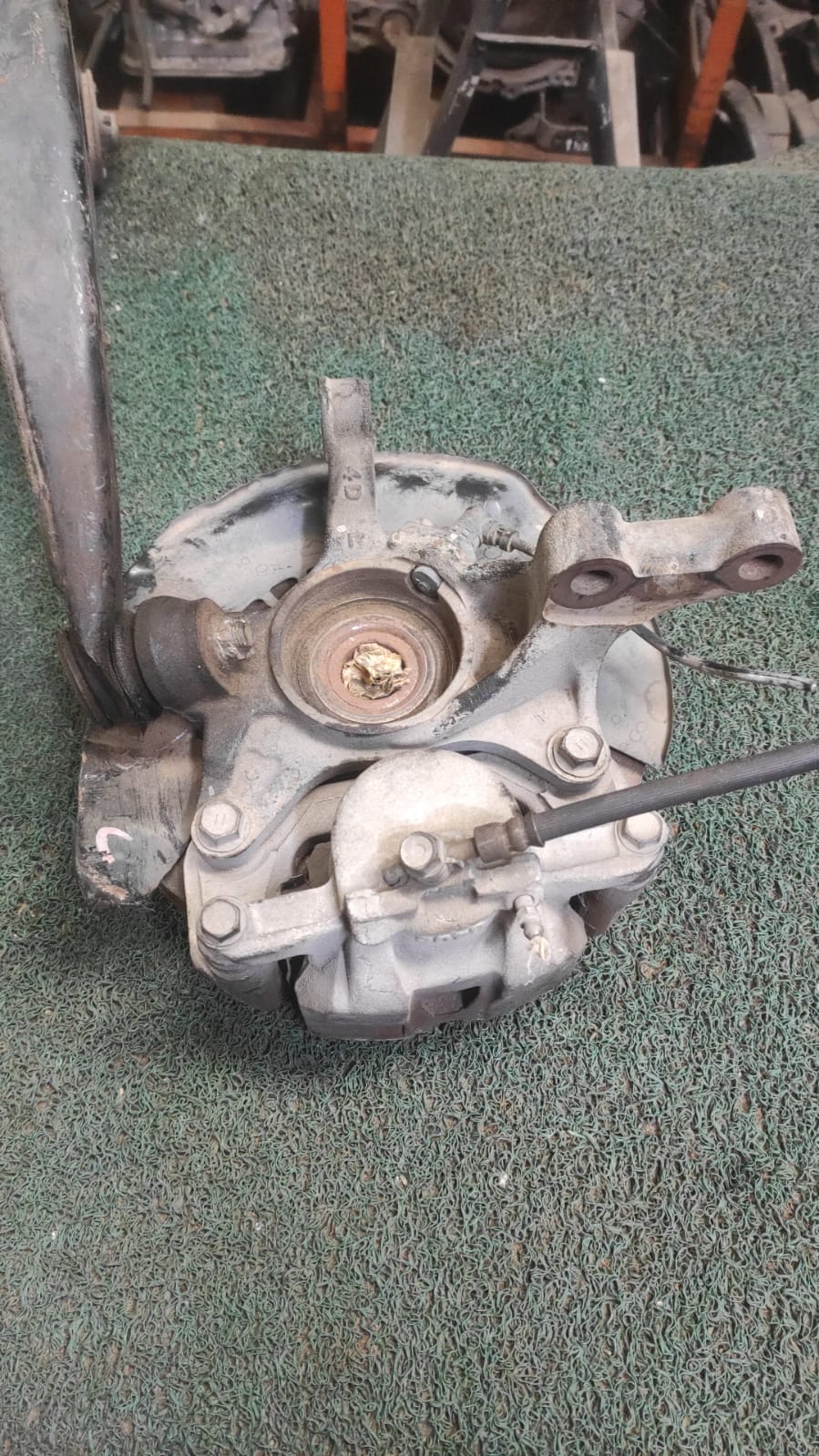 Macero Delantero LH Toyota Noah AZR60 + Bandeja