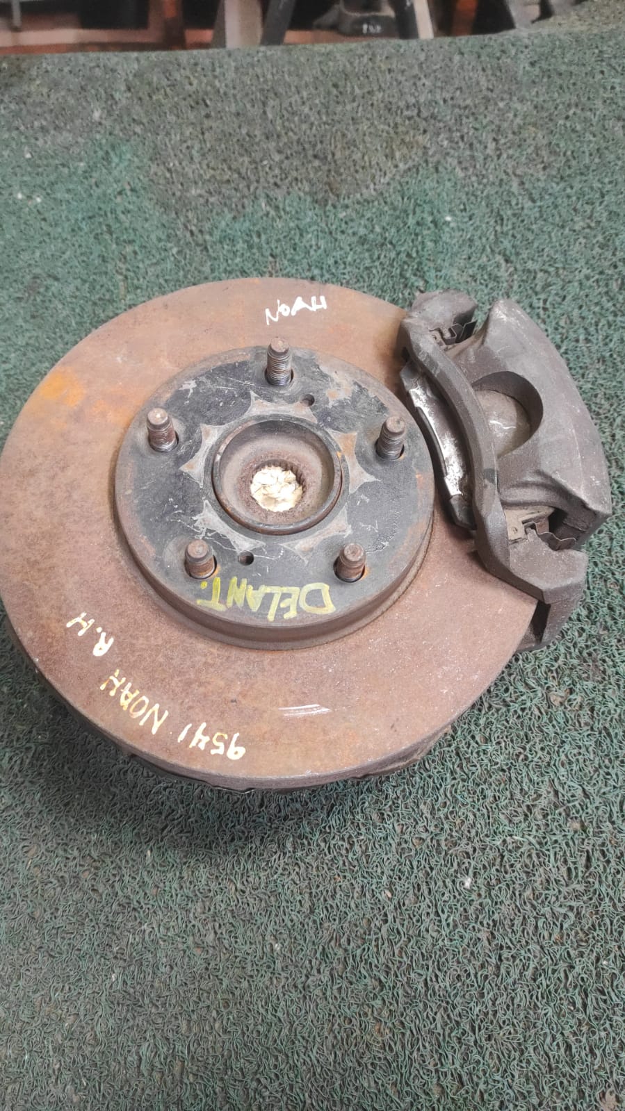 Macero Delantero RH Toyota Noah AZR60