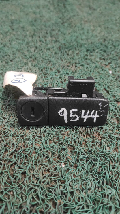 Chapa de guantera Nissan bluebird