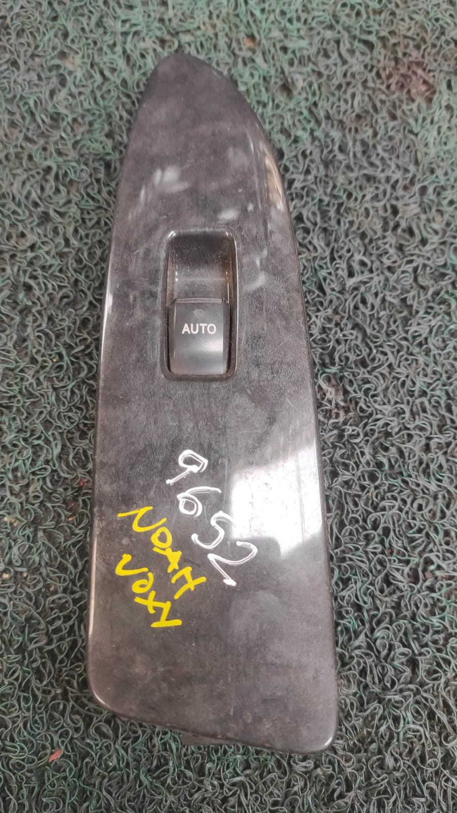 Botón levanta vidrios Toyota Noah - Voxy 2004