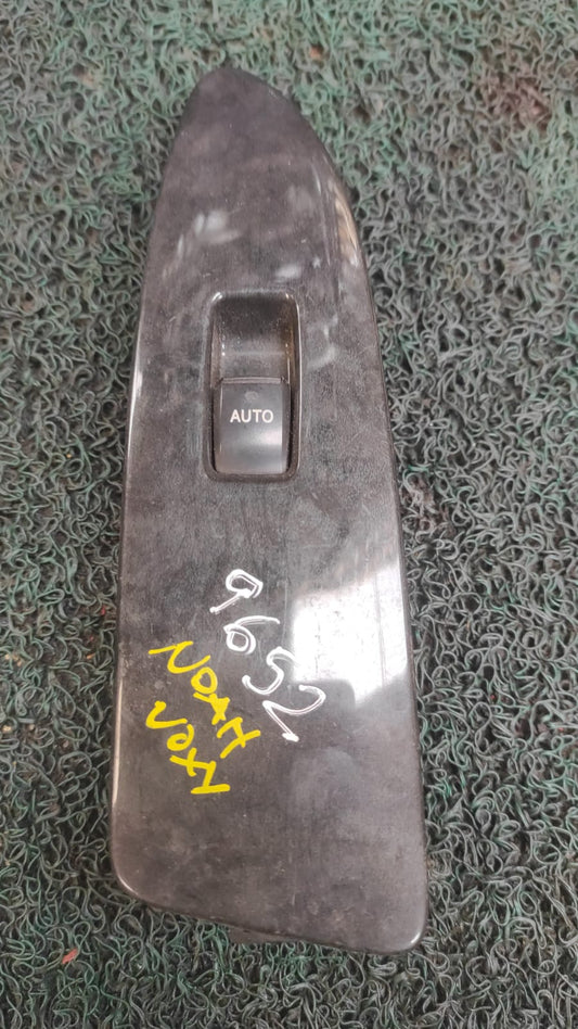 Botón levanta vidrios Toyota Noah - Voxy 2004