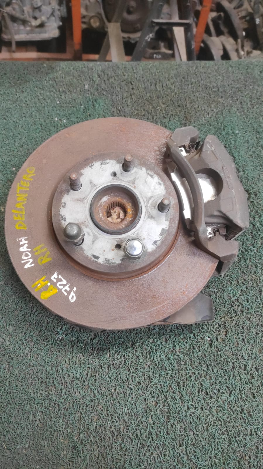 Macero Delantero RH Toyota Noah AZR60