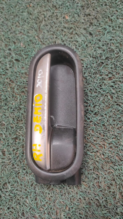 Jalador delantero interno RH Mazda Demio