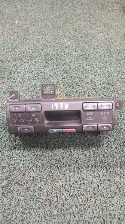 Panel de control A/C Bluebird 1991