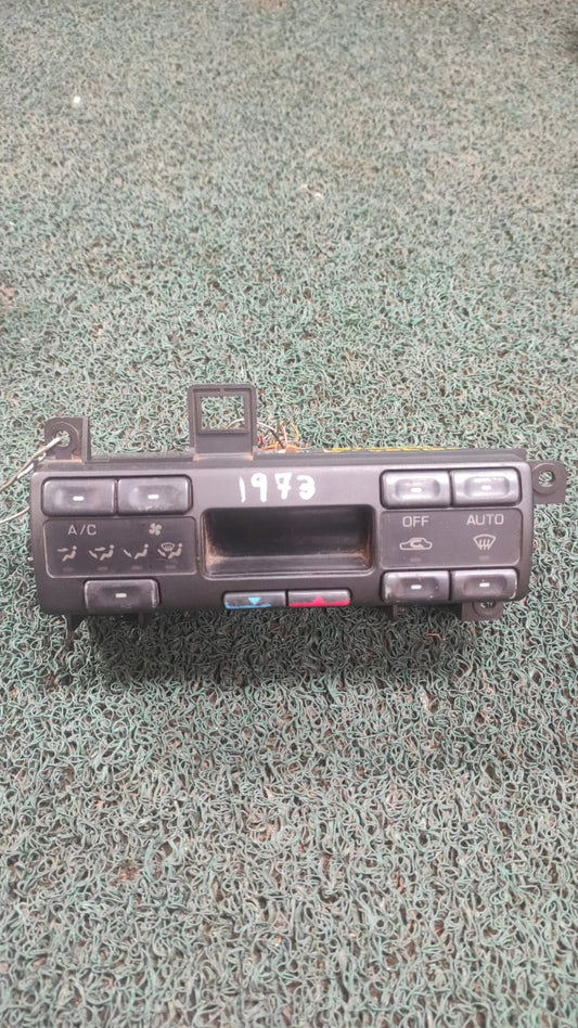 Panel de control A/C Bluebird 1991