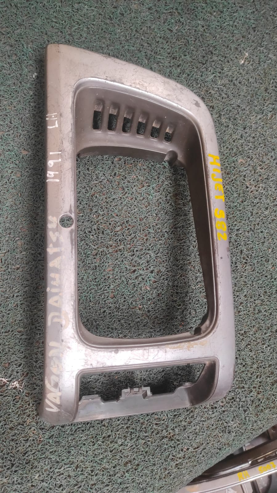 Bisel de farol y guiñador LH Daihatsu Hijet