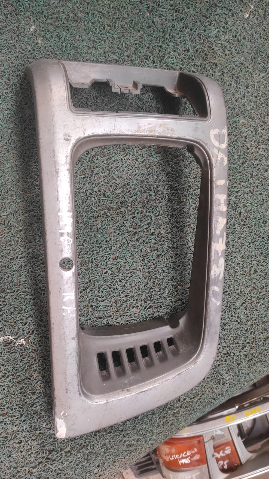 Bisel de farol y guiñador RH Daihatsu Hijet
