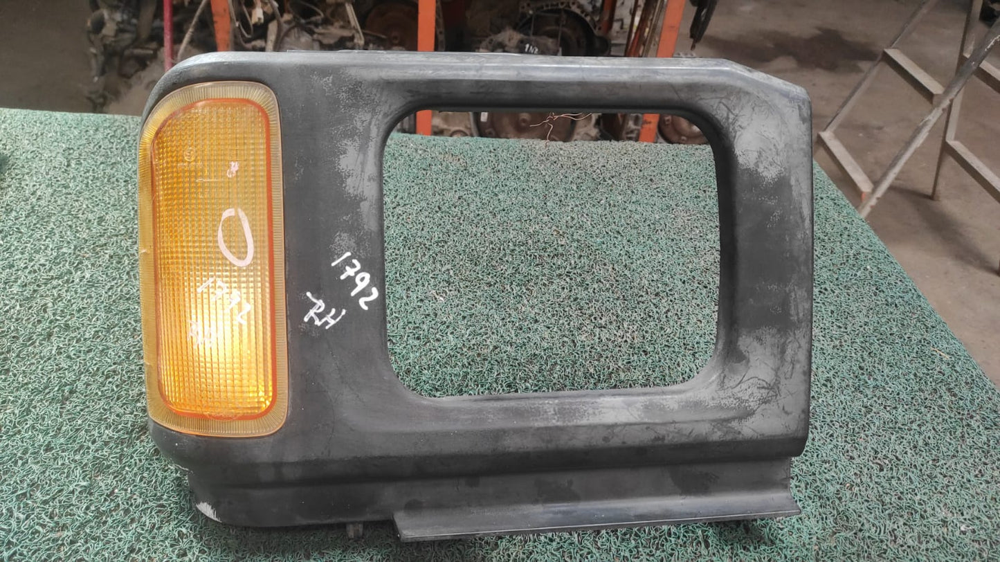 Bisel de farol y guiñador RH Land Rover Discovery 1992