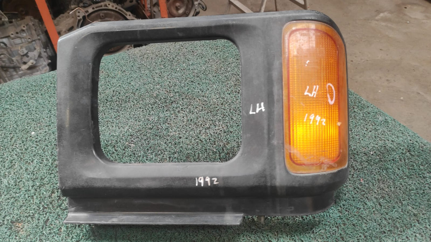 Bisel de farol y guiñador LH Land Rover Discovery 1992