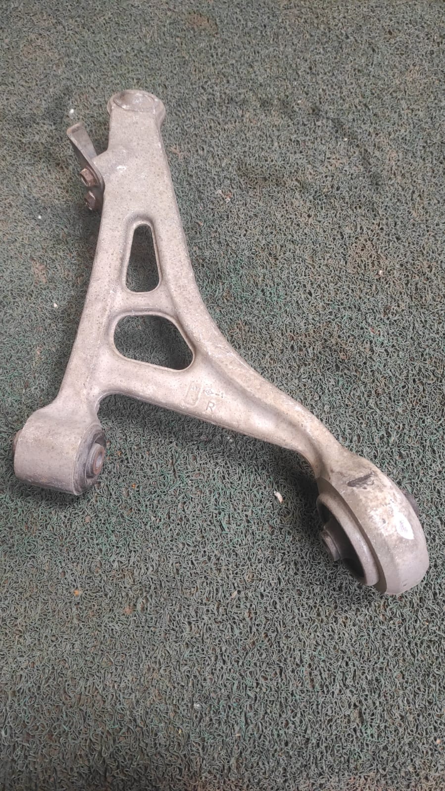 Brazo de suspension delantero RH Nissan