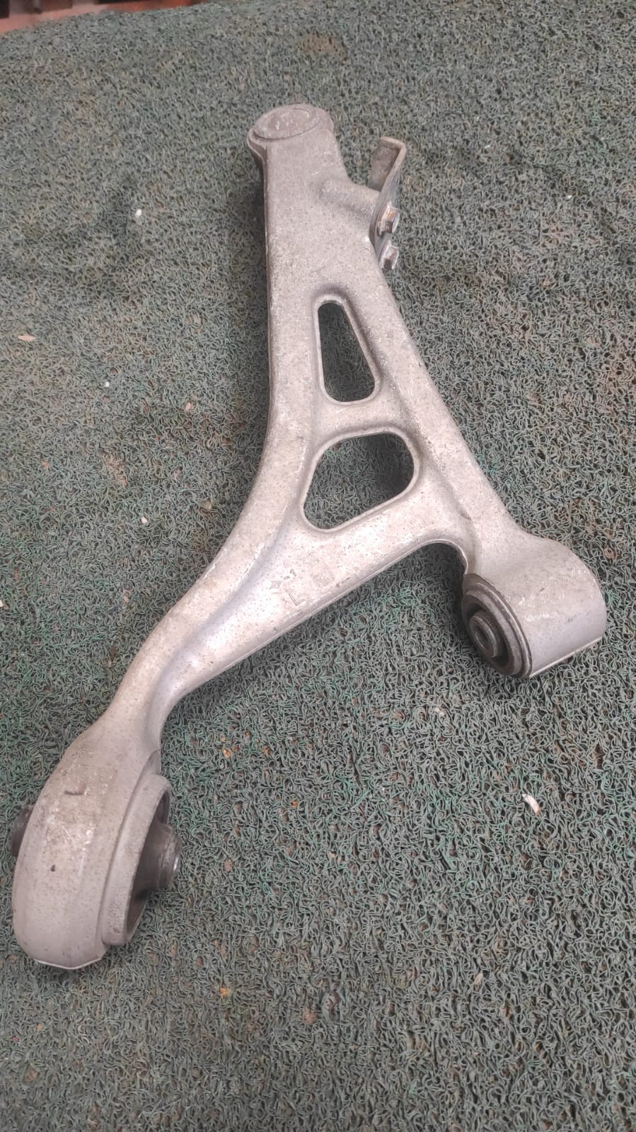 Brazo de suspension delantero LH Nissan