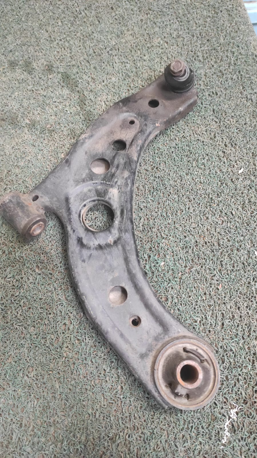 Bandeja delantera RH Toyota 1KR