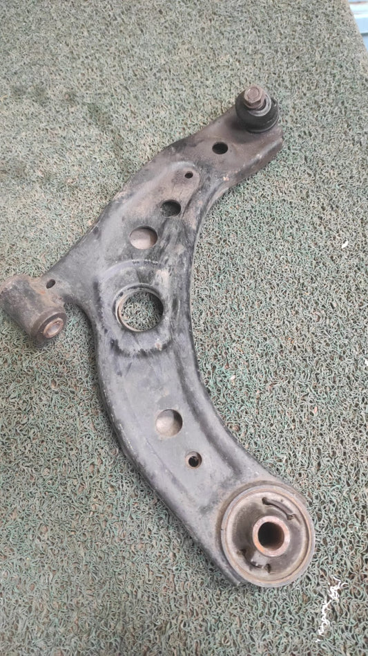 Bandeja delantera RH Toyota 1KR