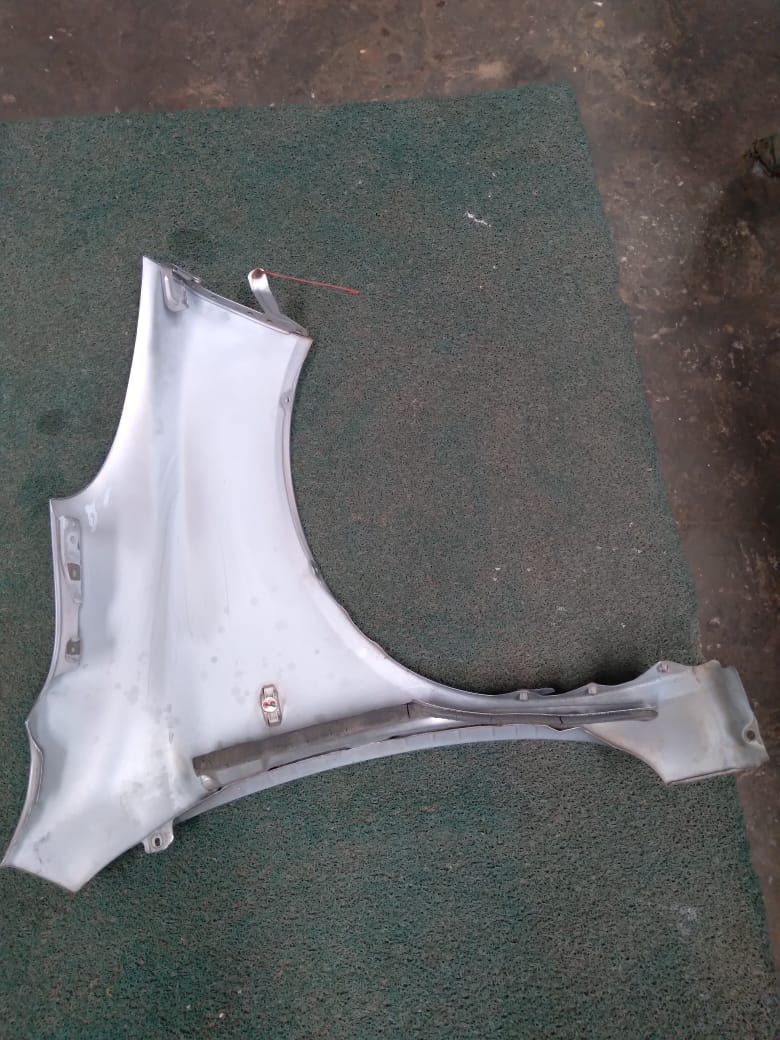 Guardabarro LH Nissan March K12