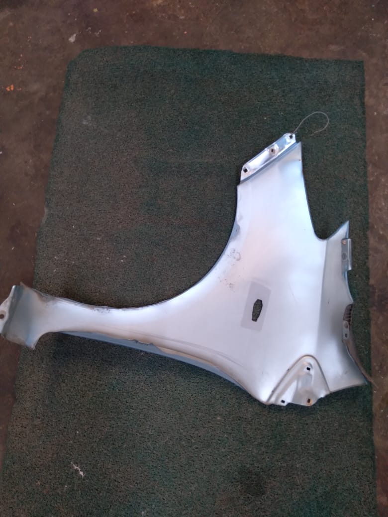 Guardabarro RH Toyota Vitz 2006