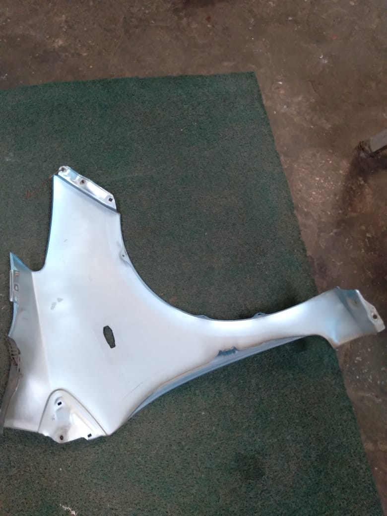 Guardabarro LH Toyota Vitz 2006