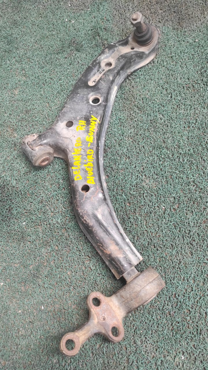 Bandeja delantera RH Nissan Sunny, Bluebird