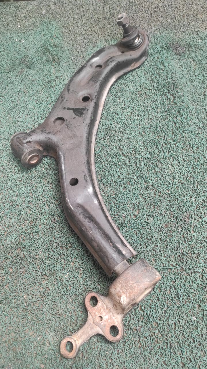 Bandeja delantera RH Nissan Sunny, Bluebird