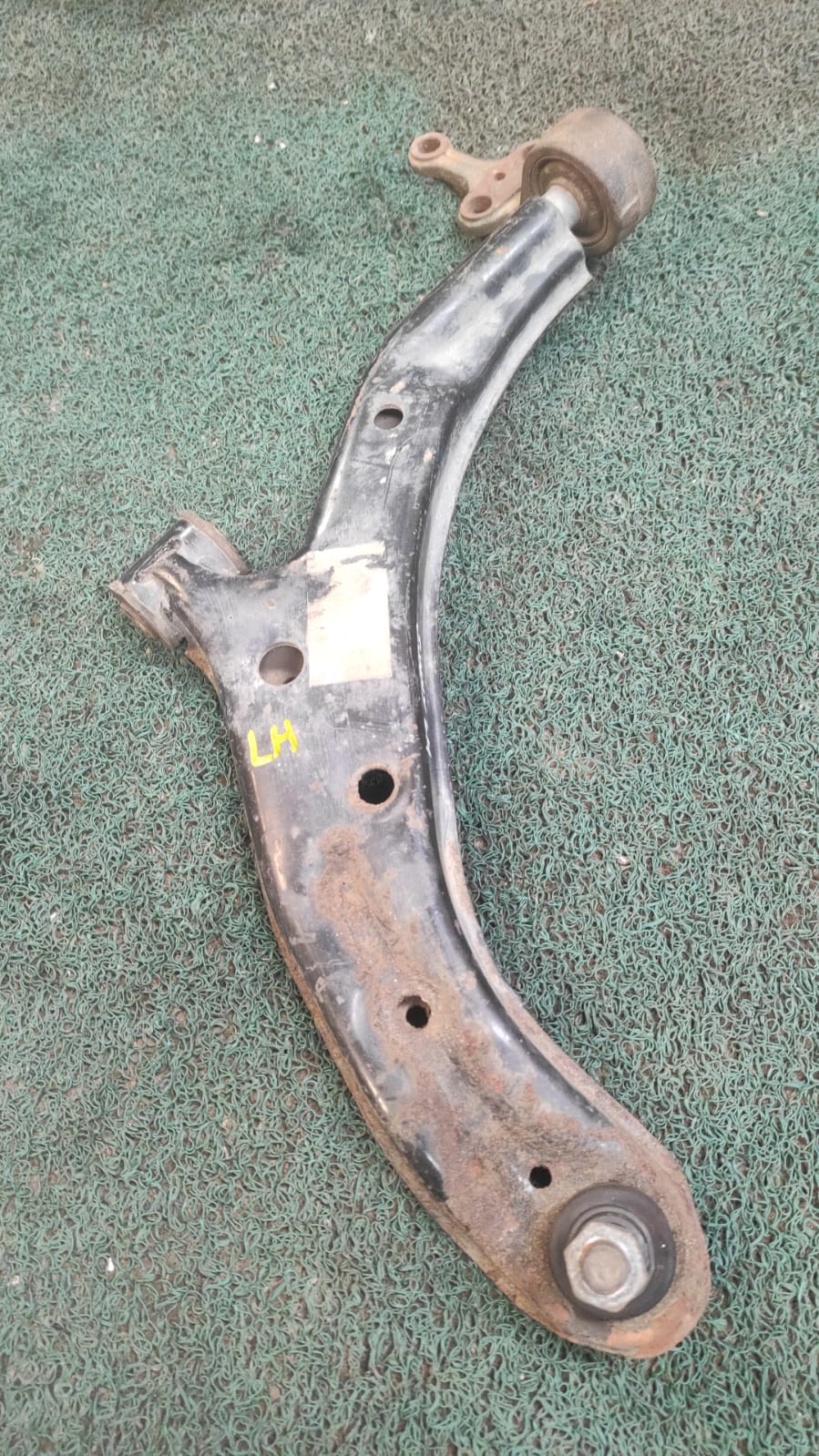 Bandeja delantera LH Nissan Sunny, Bluebird