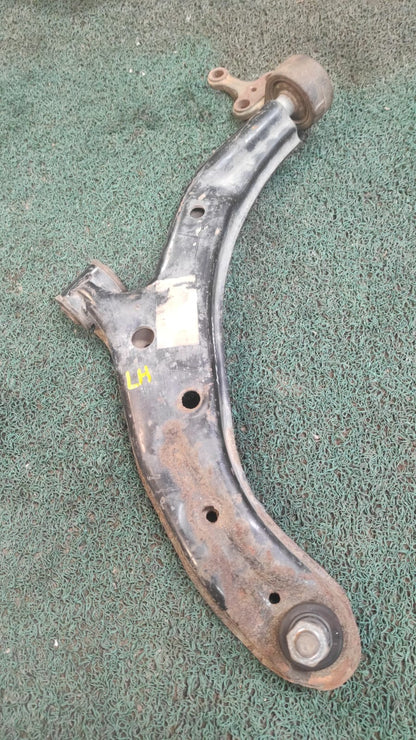 Bandeja delantera LH Nissan Sunny, Bluebird