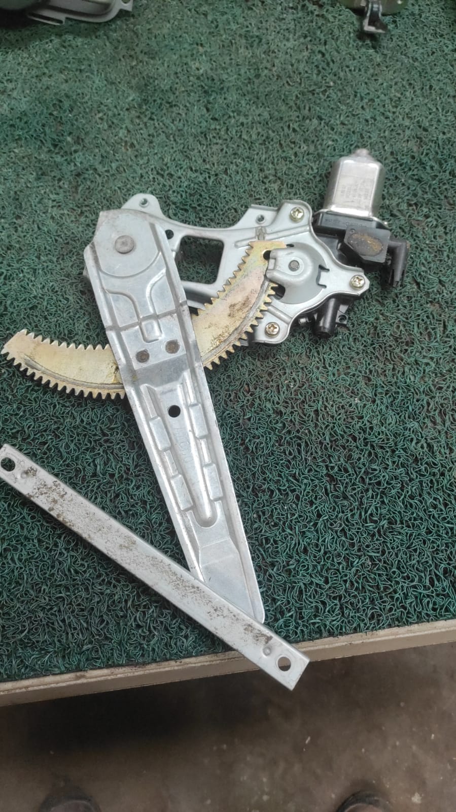 Motorcito levanta vidrios trasero Lh Nissan march K12...sin codigo