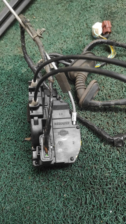 Chapa de puerta+ jalador interno trasero Lh Nissan march K12