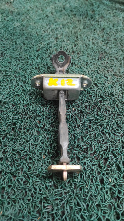 Regulador de apertura de puertas traseras Lh Nissan march K12