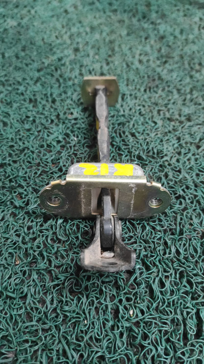 Regulador de apertura de puertas traseras Lh Nissan march K12