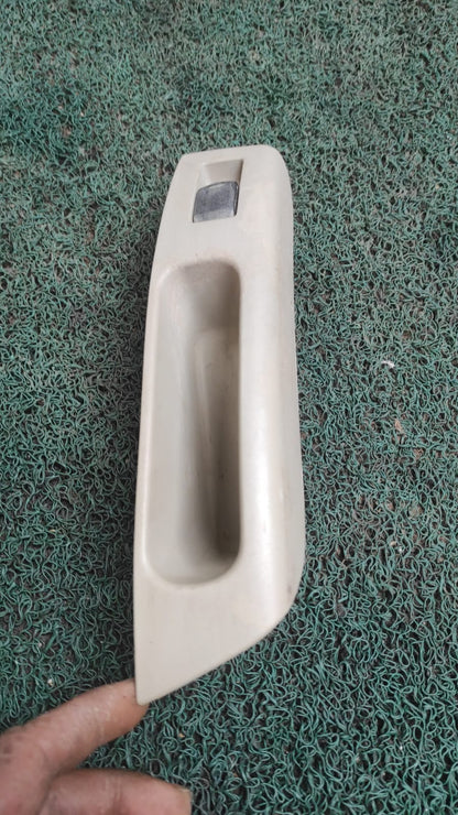 Porta objetos+ botón levanta vidrios trasero Lh Nissan march K12